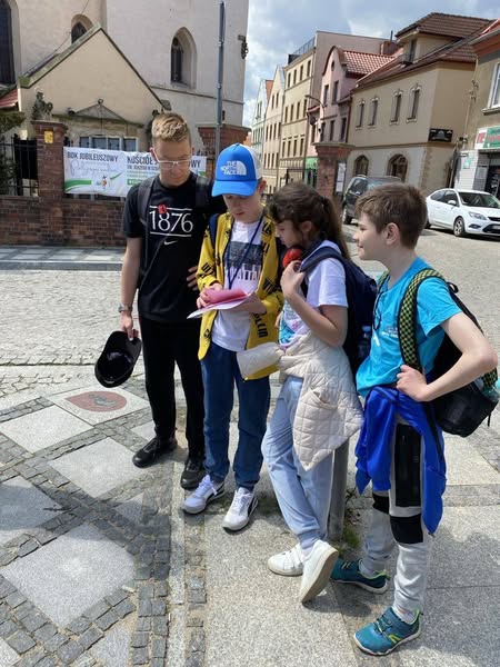drużyna uczniów naszej szkoły podczas gry terenowej