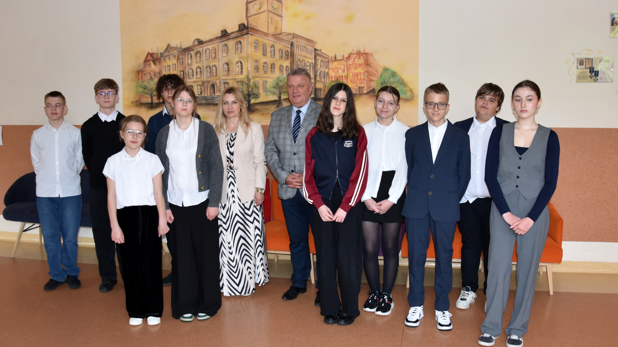 uczniowie wraz z dyrekcją szkoły i burmistrzem miasta bioący udział w miejskim konkursie o Dzierżoniowie