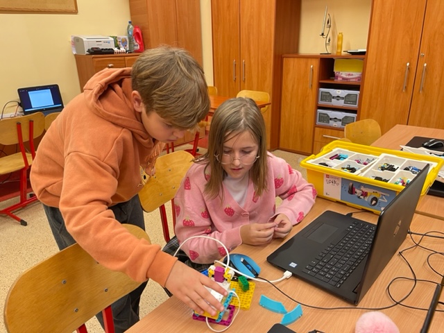 Chlopcy-z-klasy-5c-programuja-robota