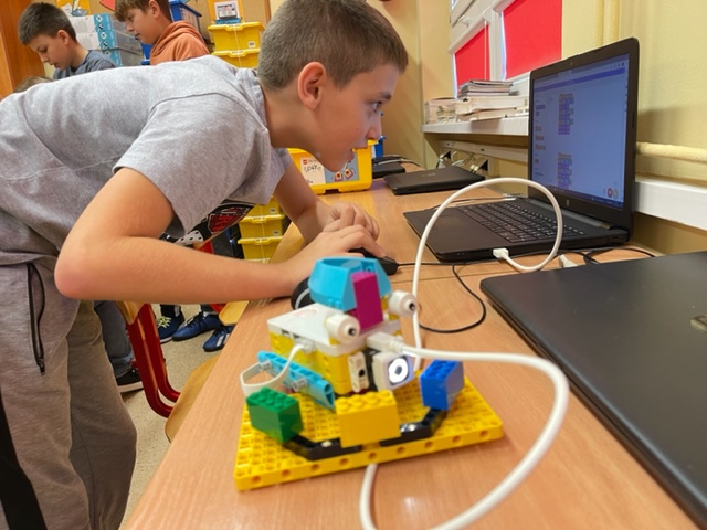 hlopiec-z-klasy-5c-programuje-robota
