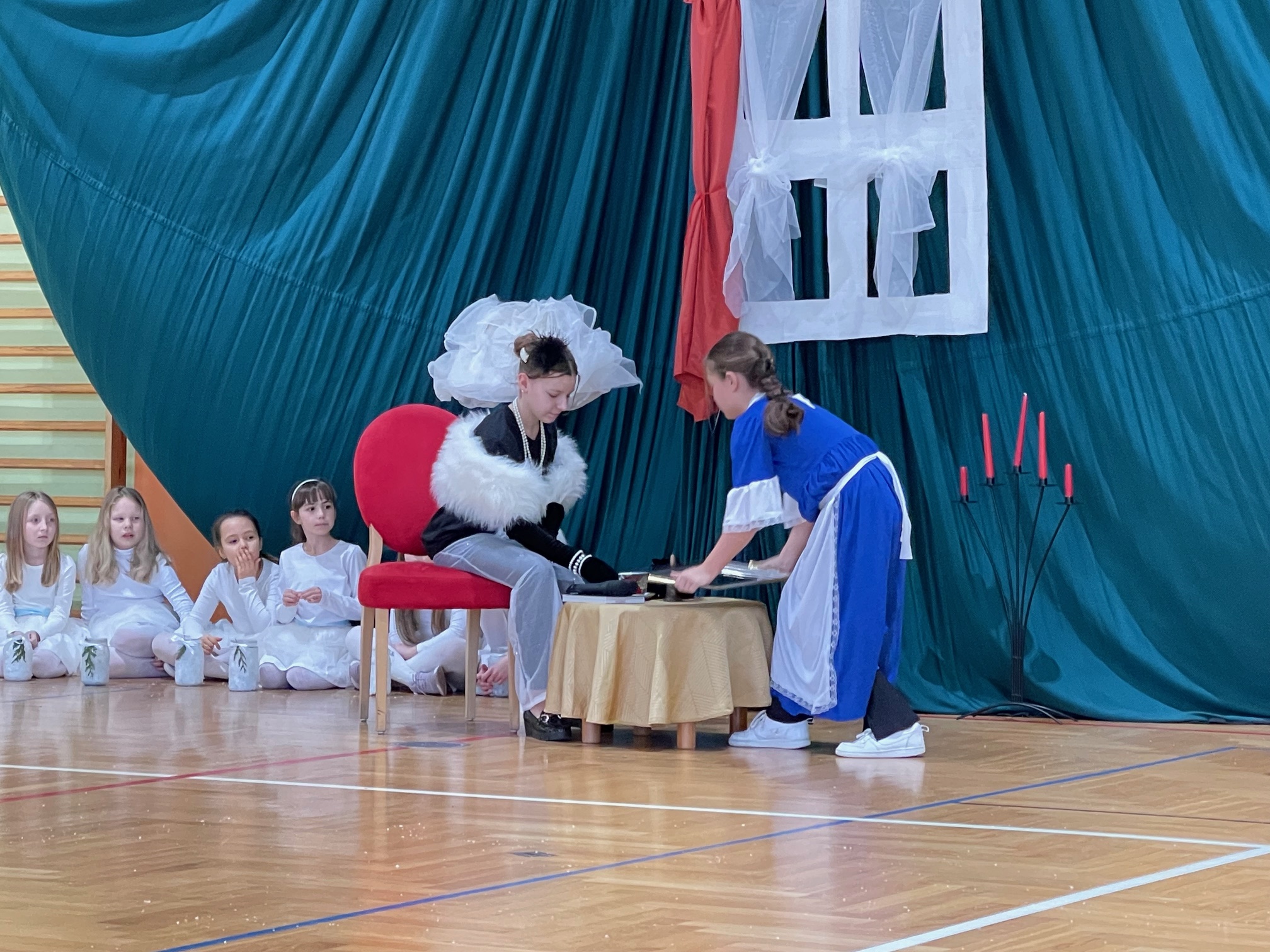 Dwie uczennice przy stole odtwarzaja role w jasełkach