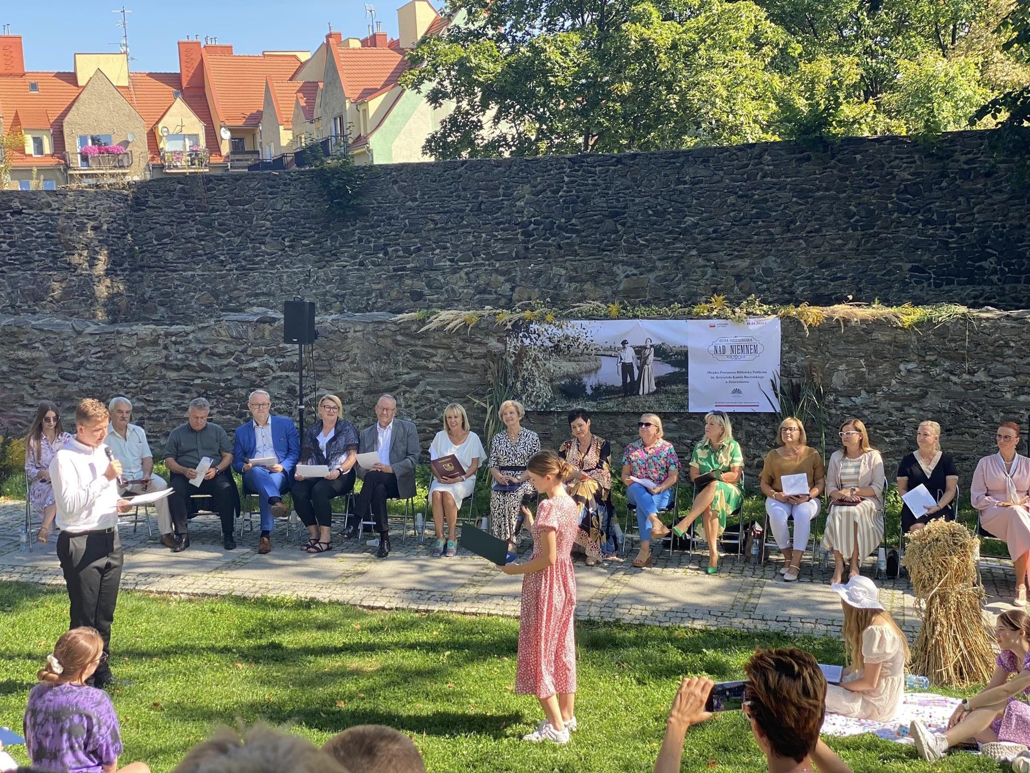 Dyrektorzy-szkol-w-Dzierzoniowie-i-uczniowie-poczas-narodowego-czytania.