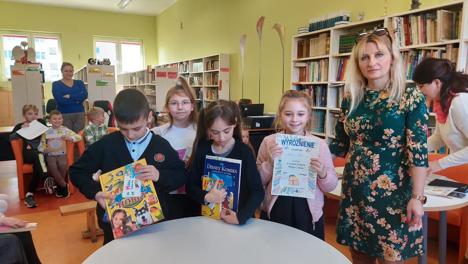 Laureaci konkursu pięknego czytania z pania dyrektor
