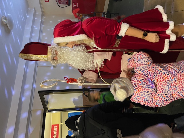 Mikolaj-czestuje-cukierkiem-uczennice