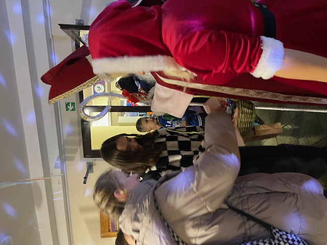 Mikolaj-czestuje-cukierkiem-uczennice