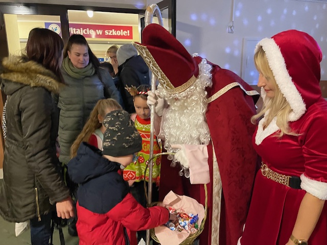Mikolaj-czestuje-cukierkiem-uczenia