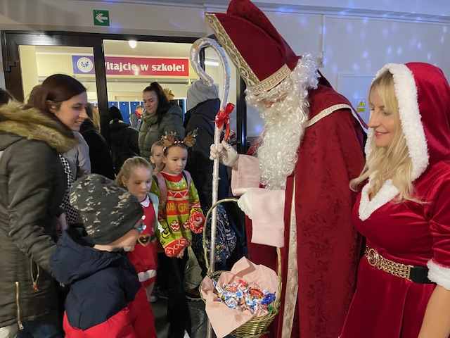 Mikolaj-czestuje-cukierkiem-ucznia