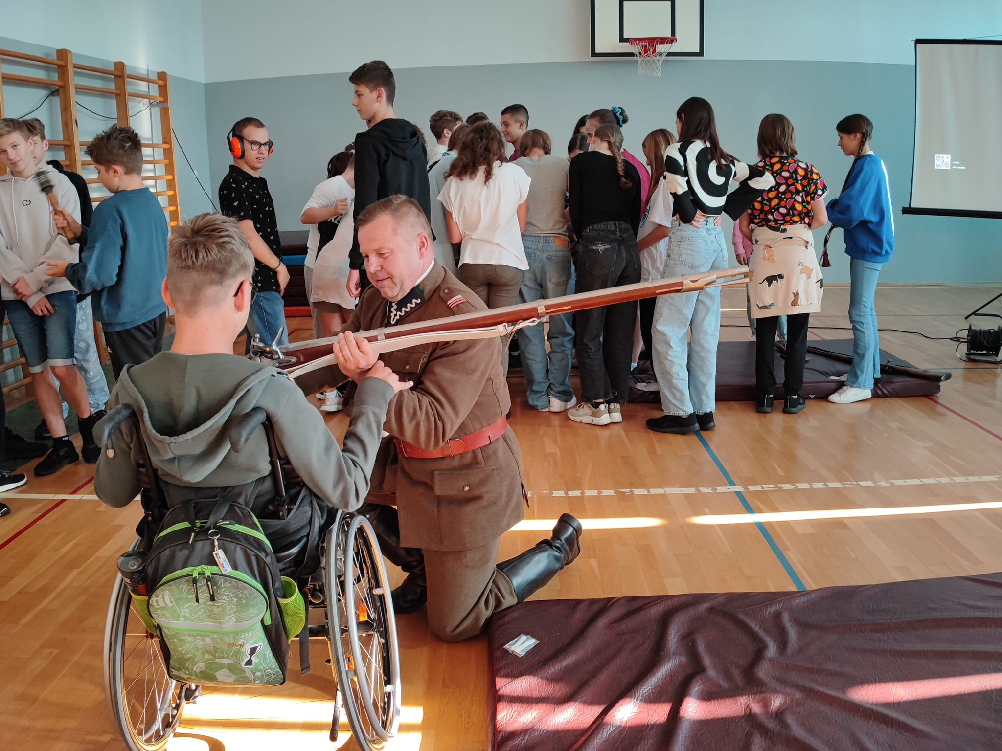 Przedstawiciele-Stowarzyszenia-Rekonstrukcji-Historycznej-Szpica-dziela-sie-z-mlodzieza-swoja-wiedza