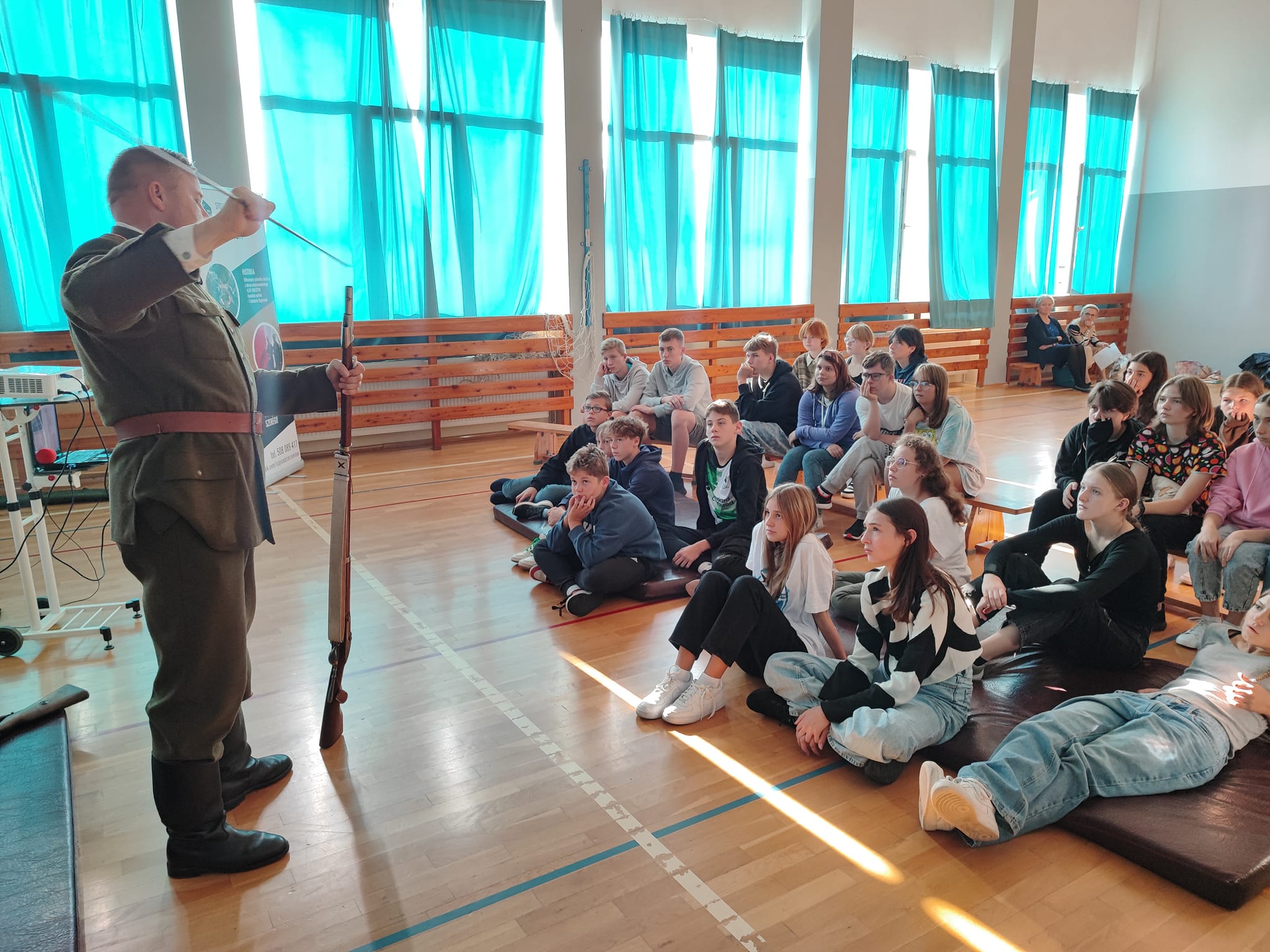 Przedstawiciele-Stowarzyszenia-Rekonstrukcji-Historycznej-Szpica-pokazuja-militaria