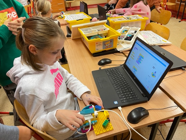 Uczennica-z-klasy-5c-programuje-robota