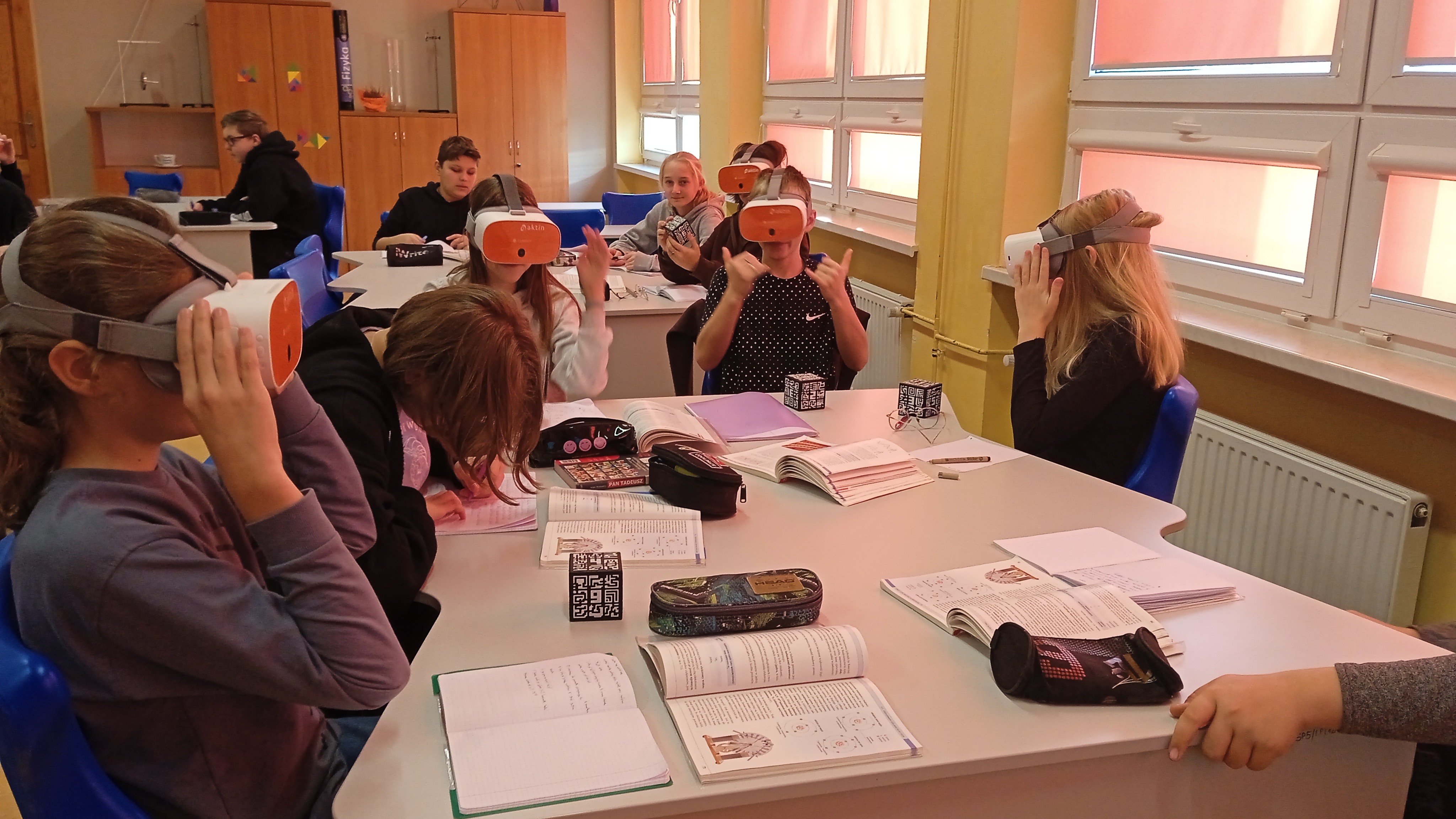 Uczniowie-przyswajaja-budowe-atomu-w-nietypowy-sposob-ogladaja-rozne-modele-w-rzeczywistosci-VR