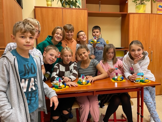 Uczniowie-z-klasy-5c-prezentuja-roboty