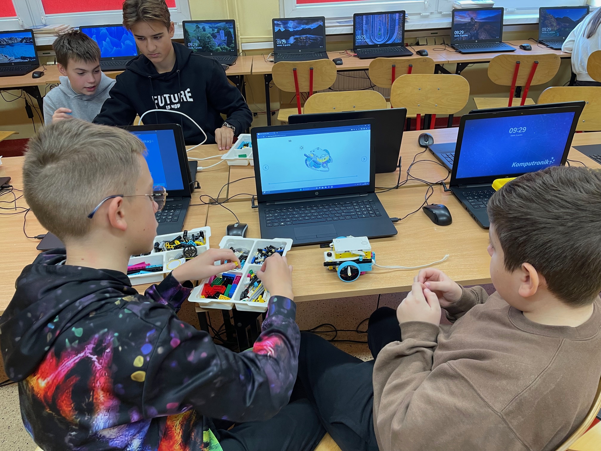 chłopcy z 7 c budują robota