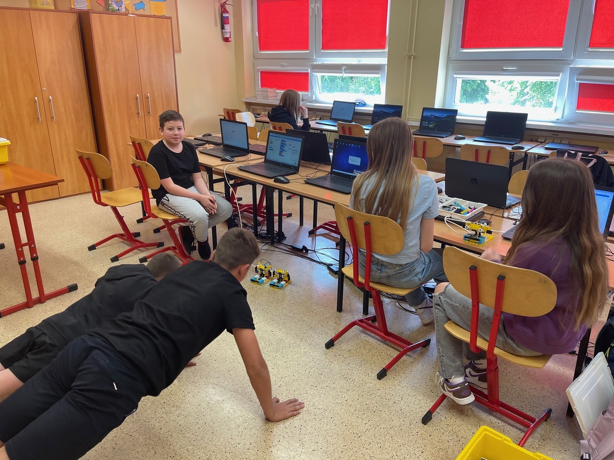 chlopcy-z-klasy-6c-wykonuja-pompki