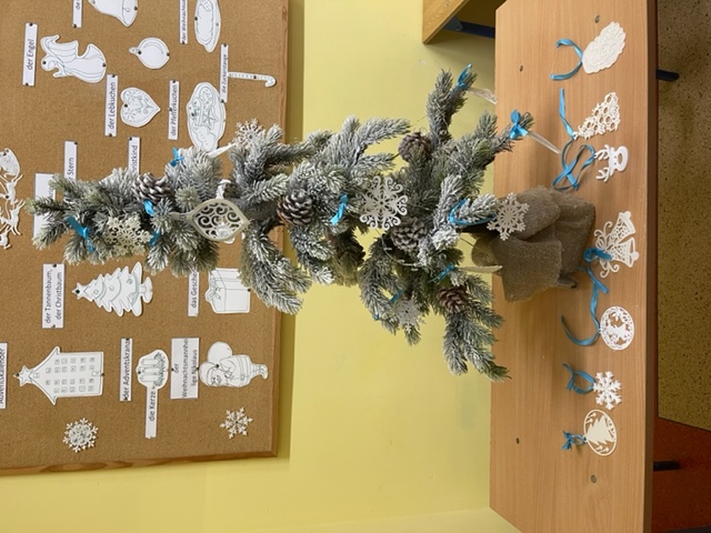 choinka-ubrana-w-ozdoby-swiateczne-wydrukowane-przez-drukarke- 3d