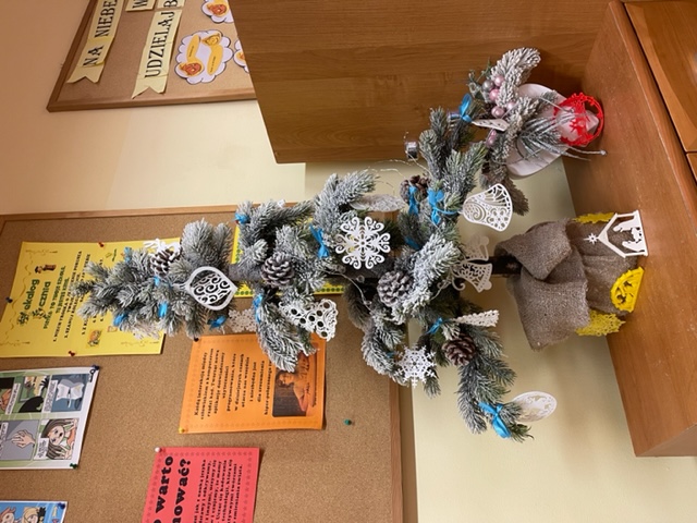 choinka-ubrana-w-ozdoby-swiateczne-wydrukowane-przez-drukarke-3d