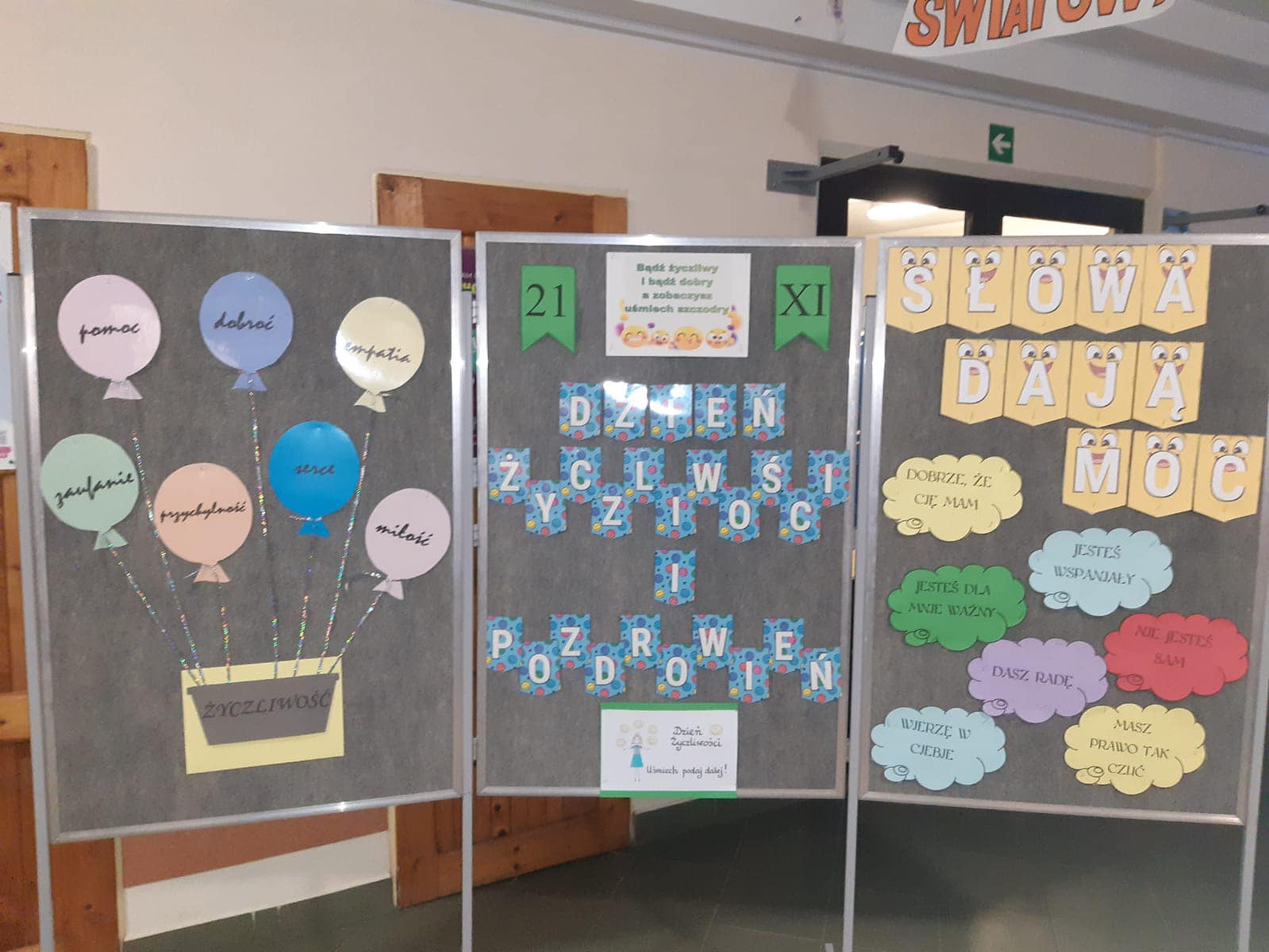 azetka-na-korytarzy-szkolnym-z-ozdobami-z-okazji-dnia-zyczliwosci