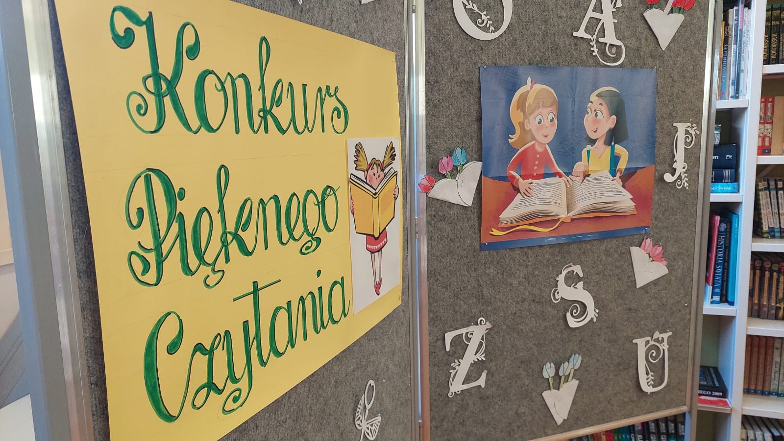 tablica z napisem konkurs pięknego czytania