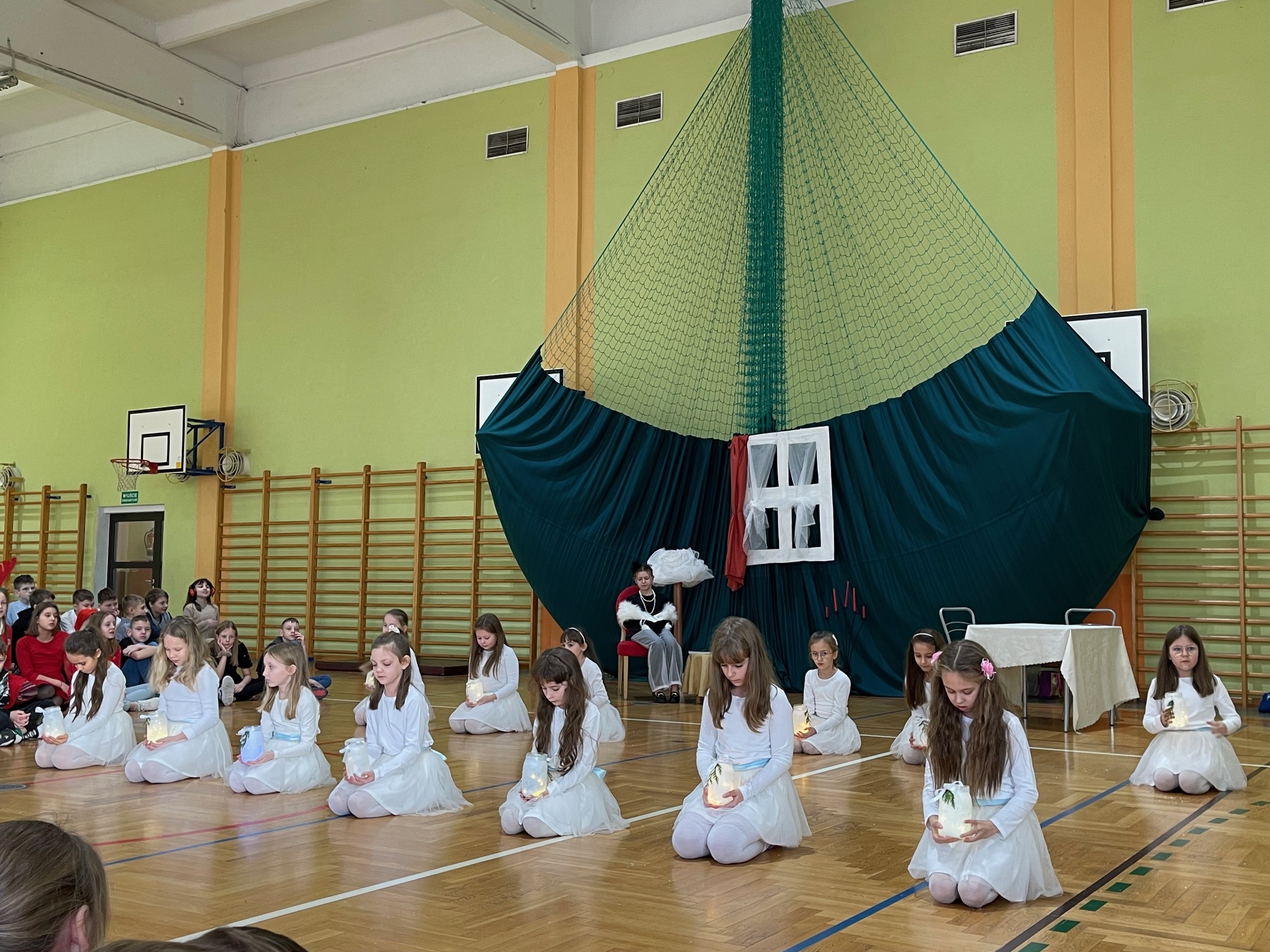 taniec aniołów w czasie jasełek