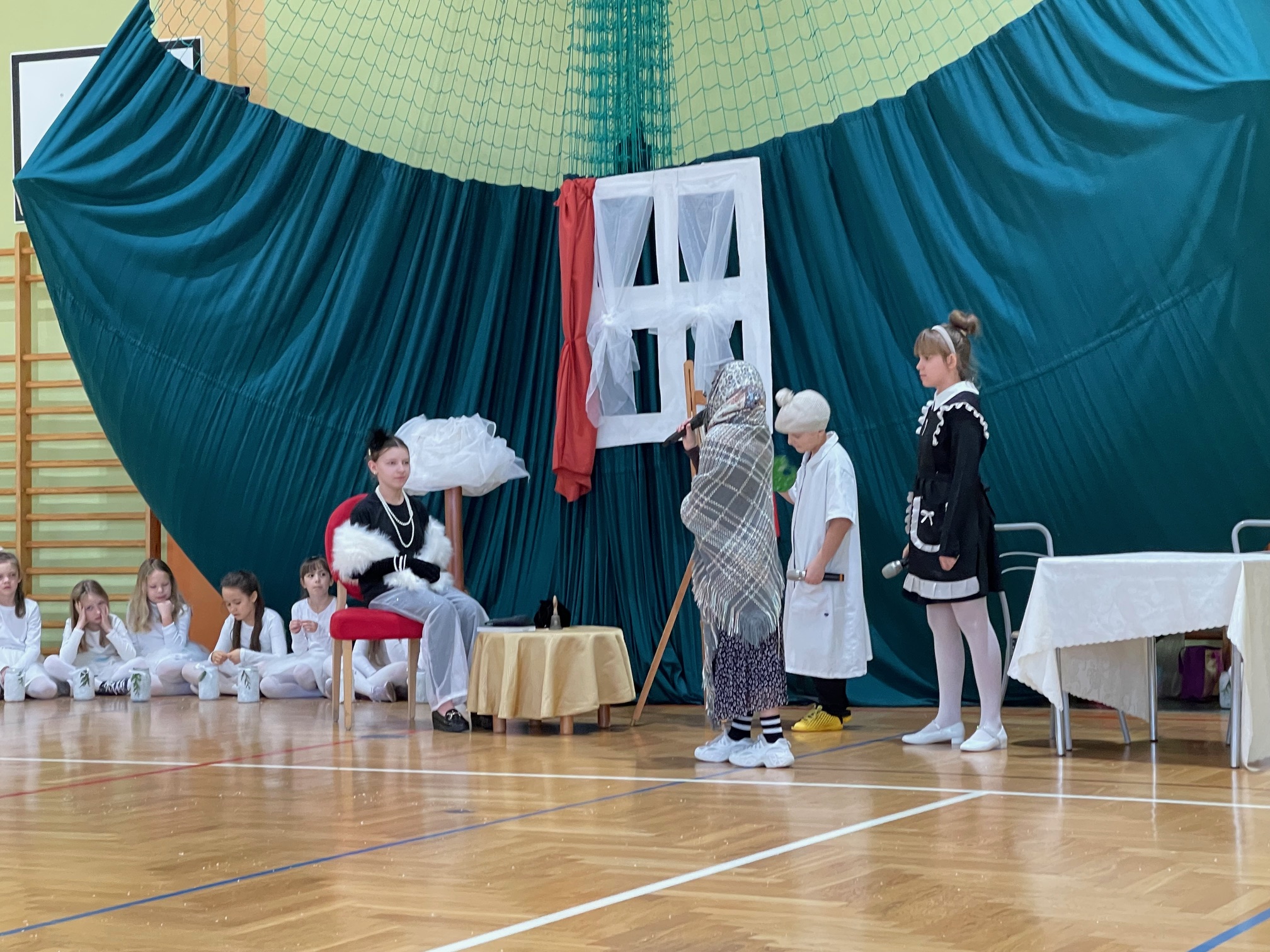 uboga kobieta przychodzi do hrabiny i prosino pomoc