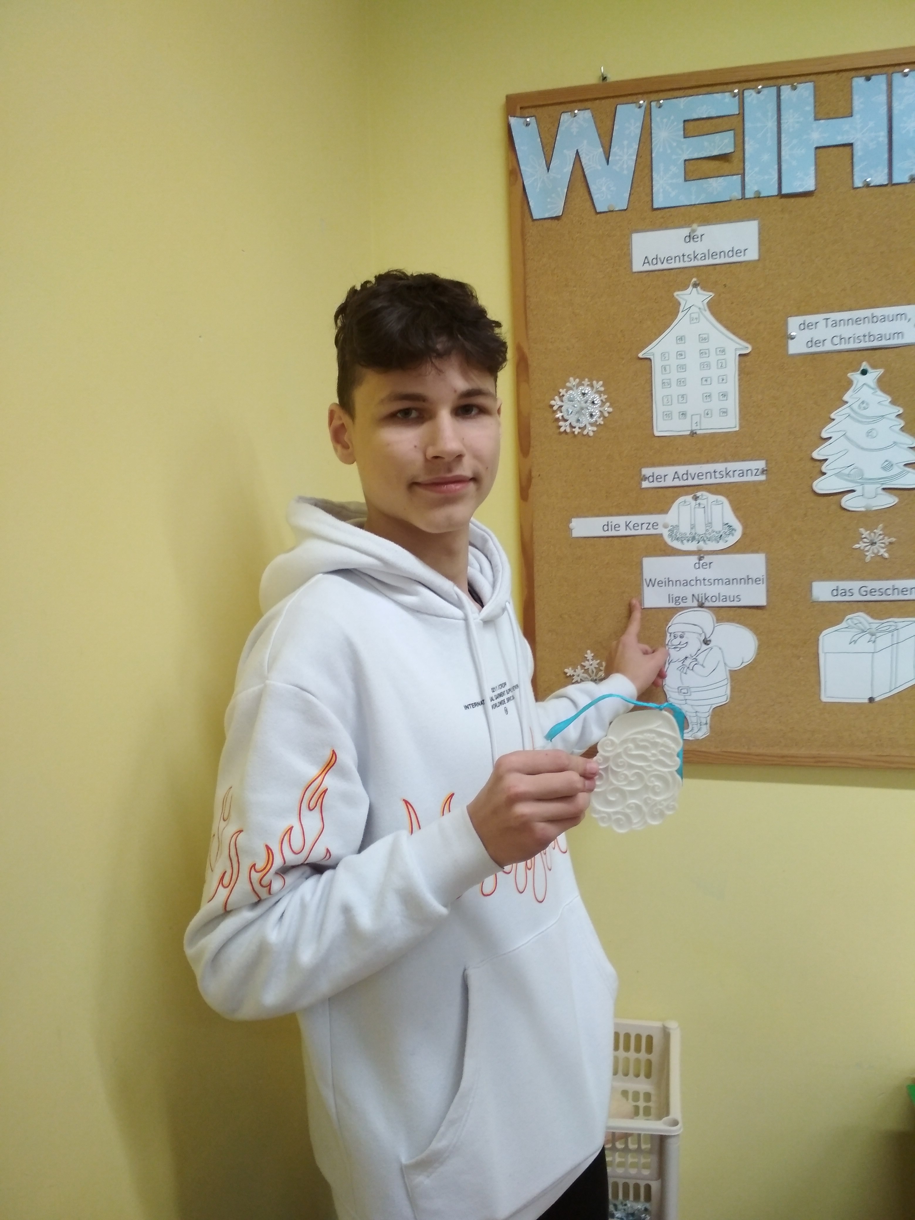 uczen-na-lekcji-jezyka-niemieckiego-rozwiazuje-zadania-przy-uzyciu-wydrukow-3d