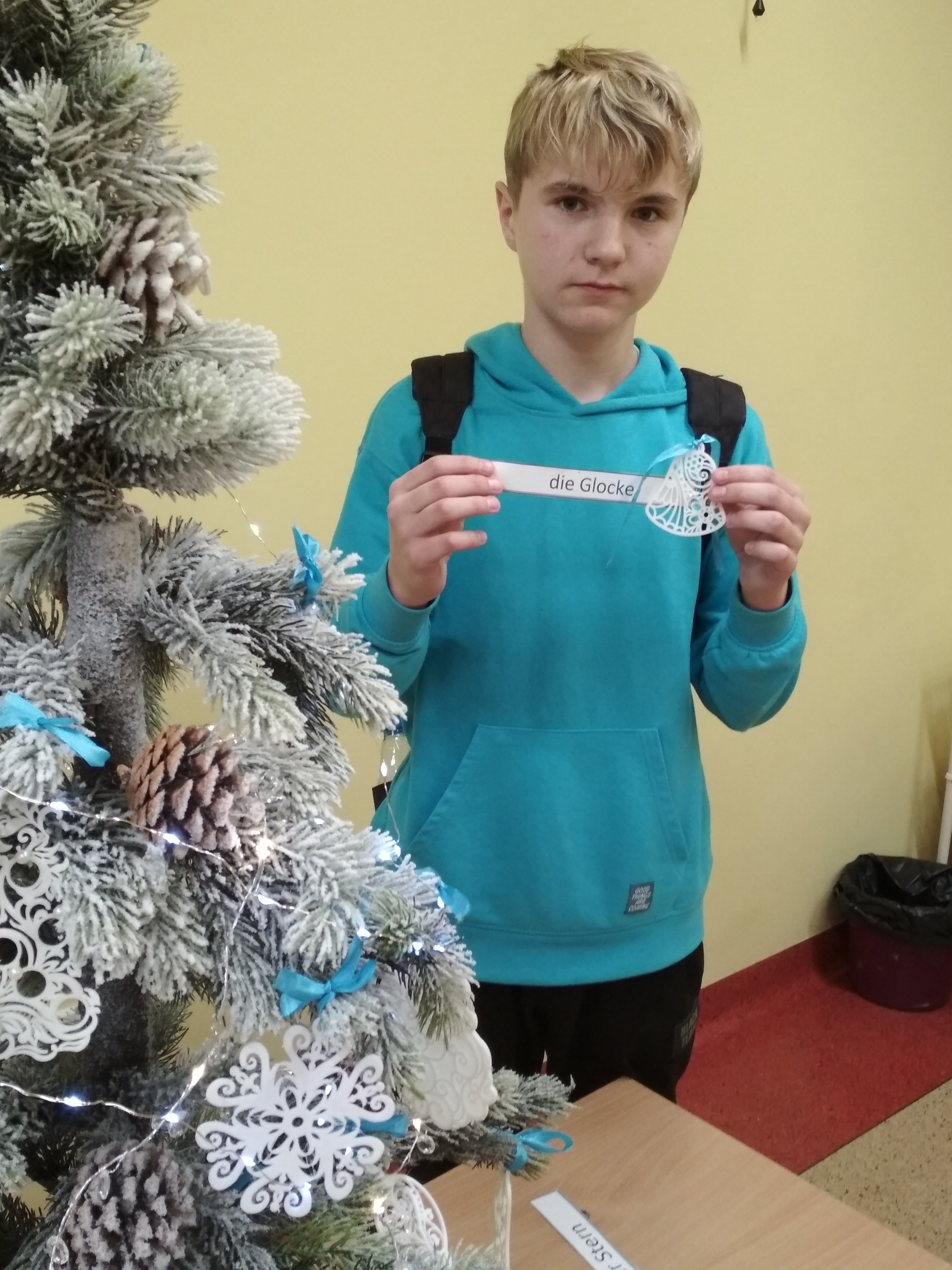 uczen-stojacy-przy-lawce-na-lekcji-jezyka-niemieckiego-rozwiazuje-zadania-przy-uzyciu-wydrukow-3d