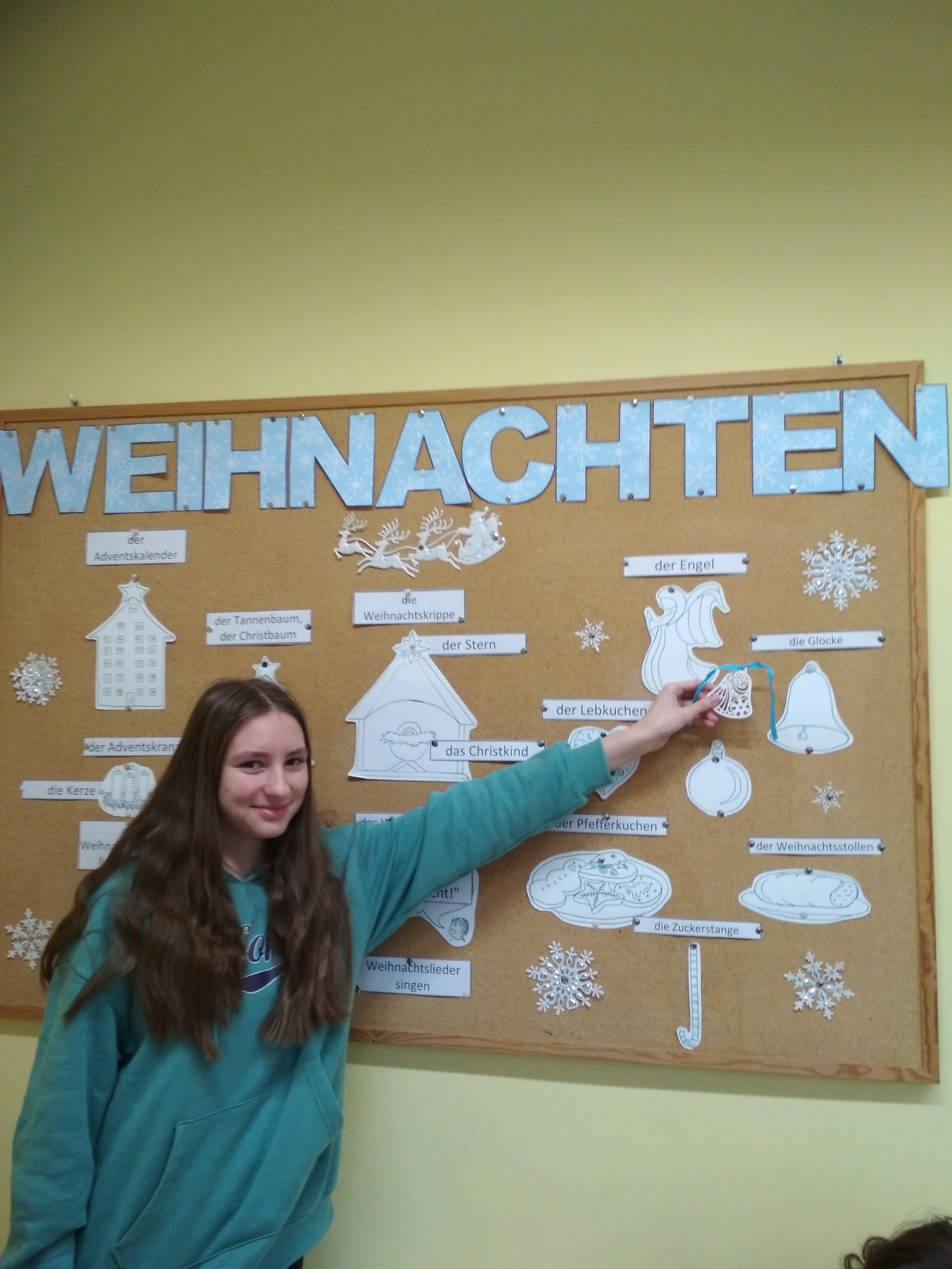 uczennica-na-lekcji-jezyka-niemieckiego-rozwiazuje-zadania-przy-użyciu-wydrukow-3d