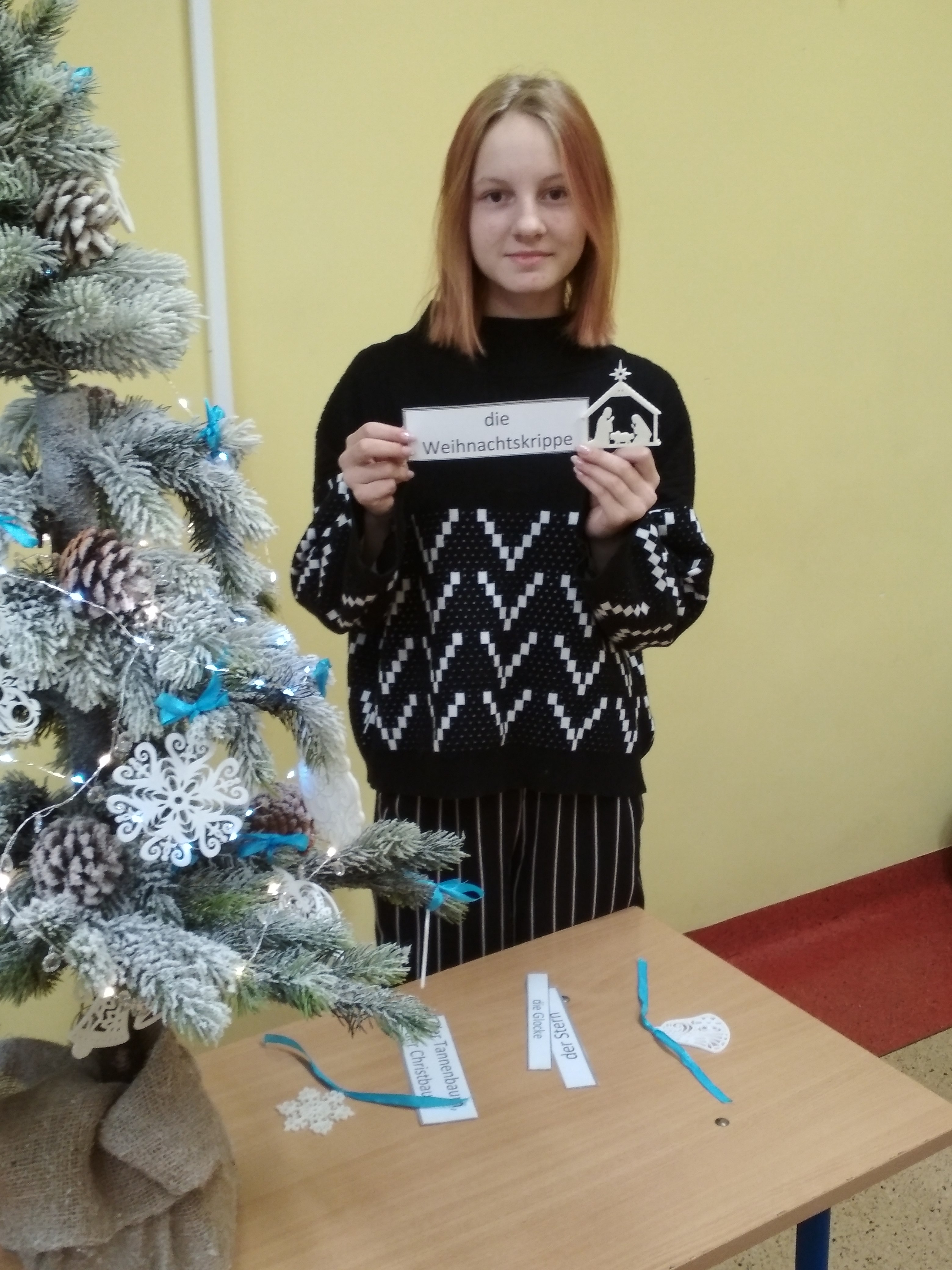 uczennica-stojaca-prz-lawce-na-lekcji-jezyka-niemieckiego-rozwiazuje-zadania