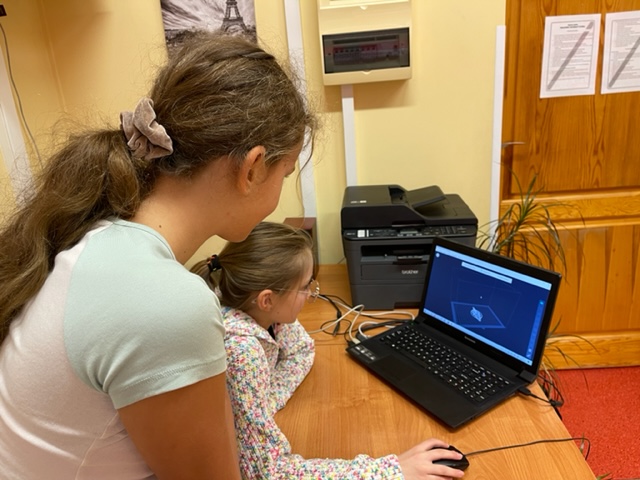 uczennice-5c-przegladaja-interfejs-w-slicerze-FlashPrint