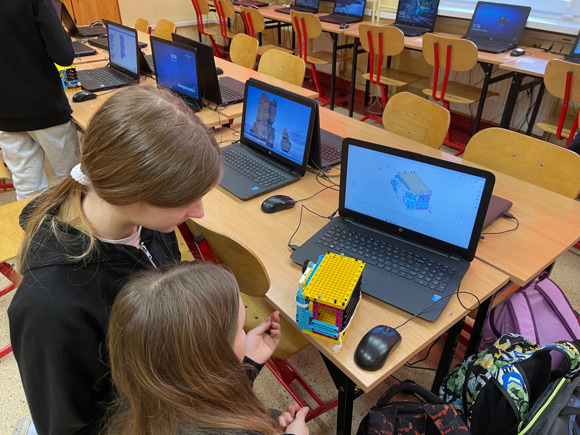 uczennice-6c-buduja-sejf