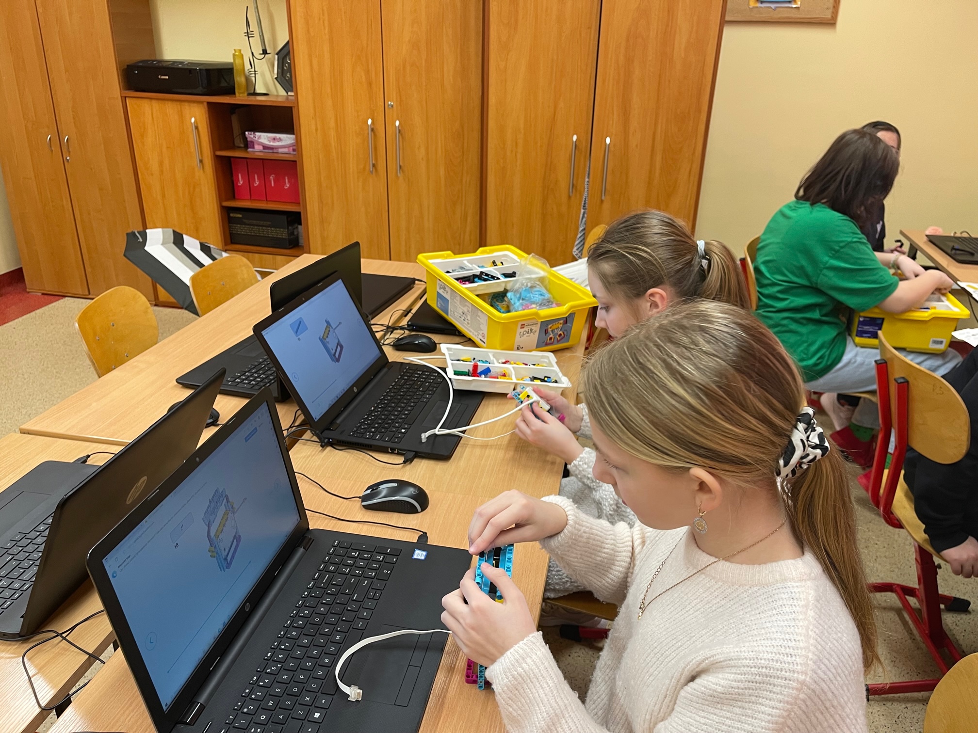 uczennice-buduja-roboty