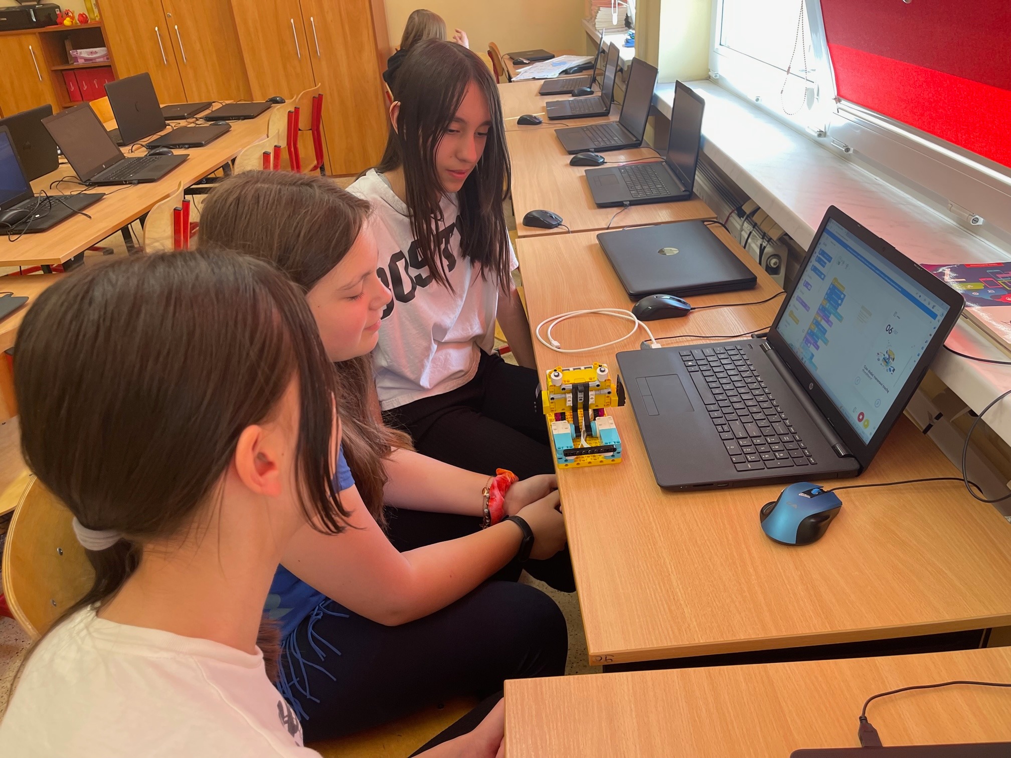 uczennice-buduja-urzadzenie-prognozujace-pogode