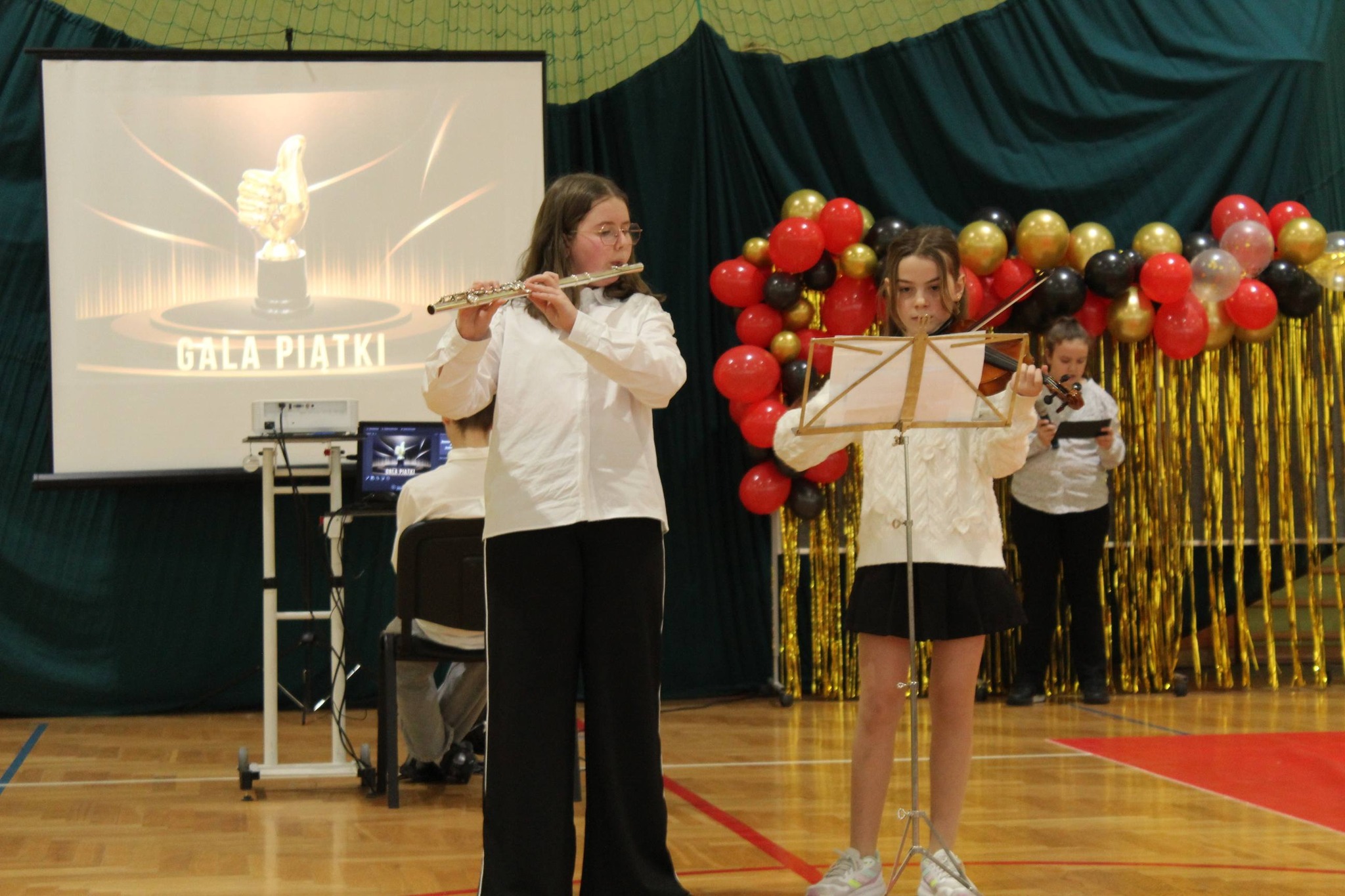 uczennice-grajace-na-instrumentach-na-gal