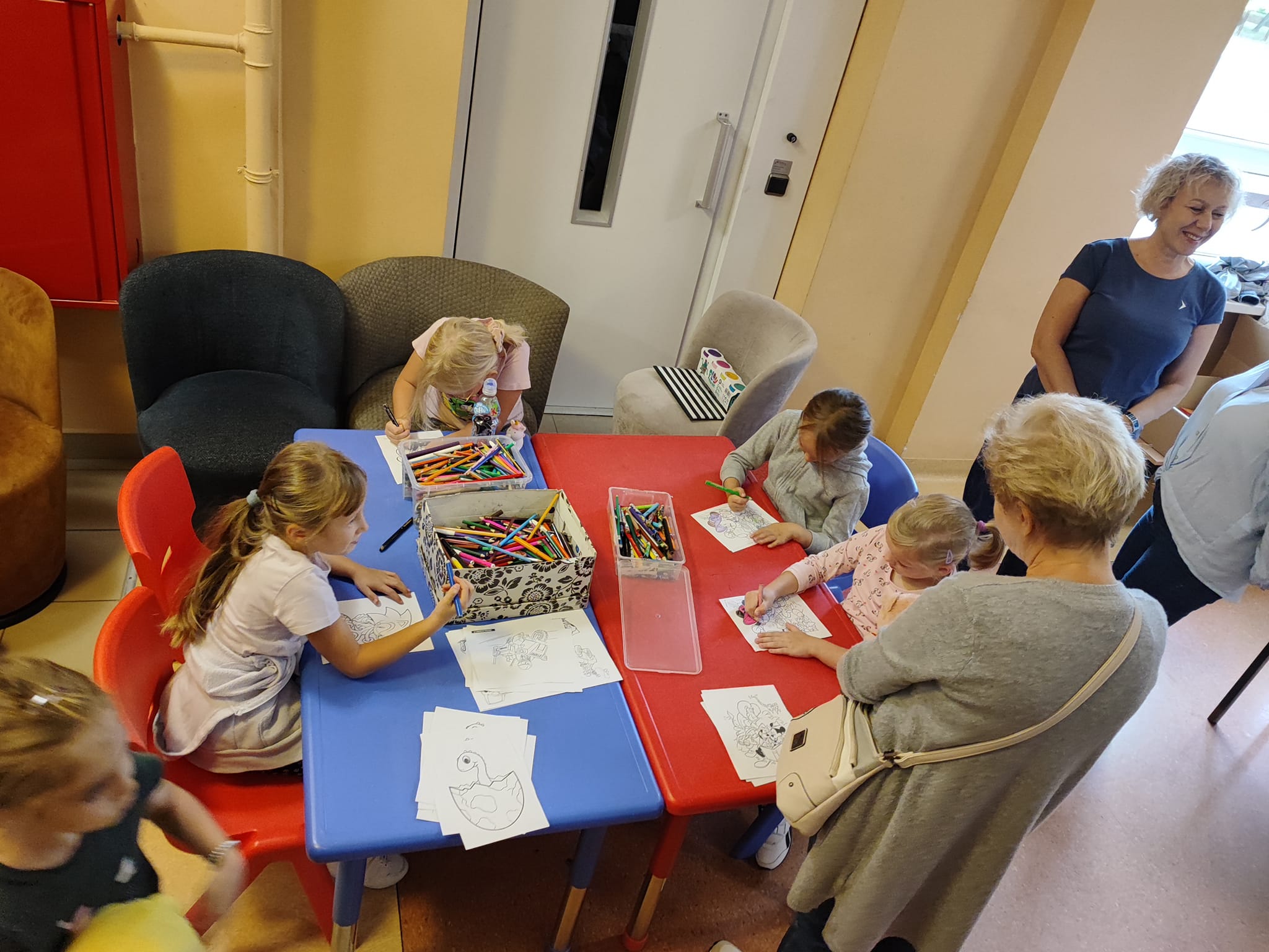 uczennice-koloruja-skserowane-rysunki