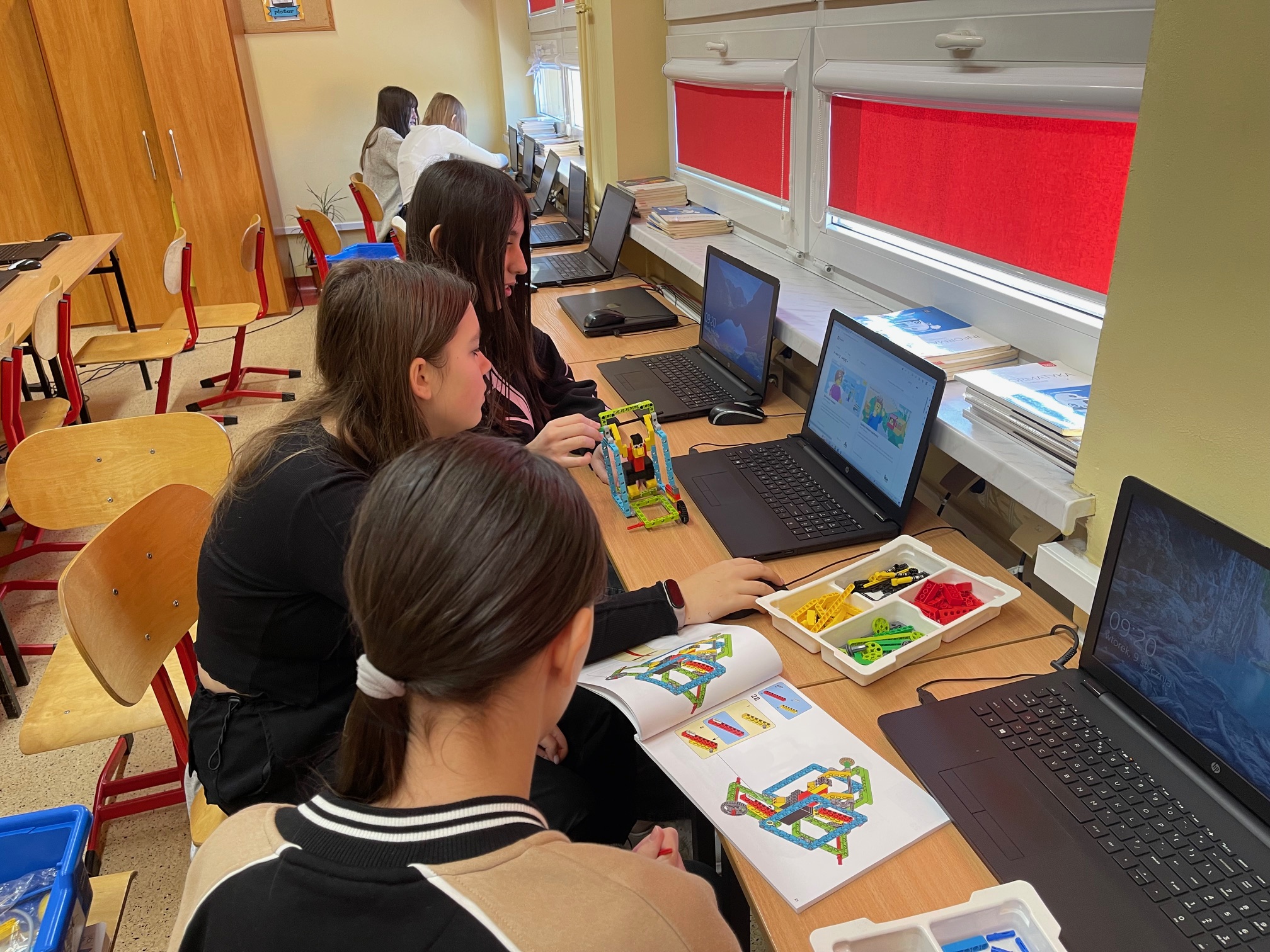 uczennice budują robot