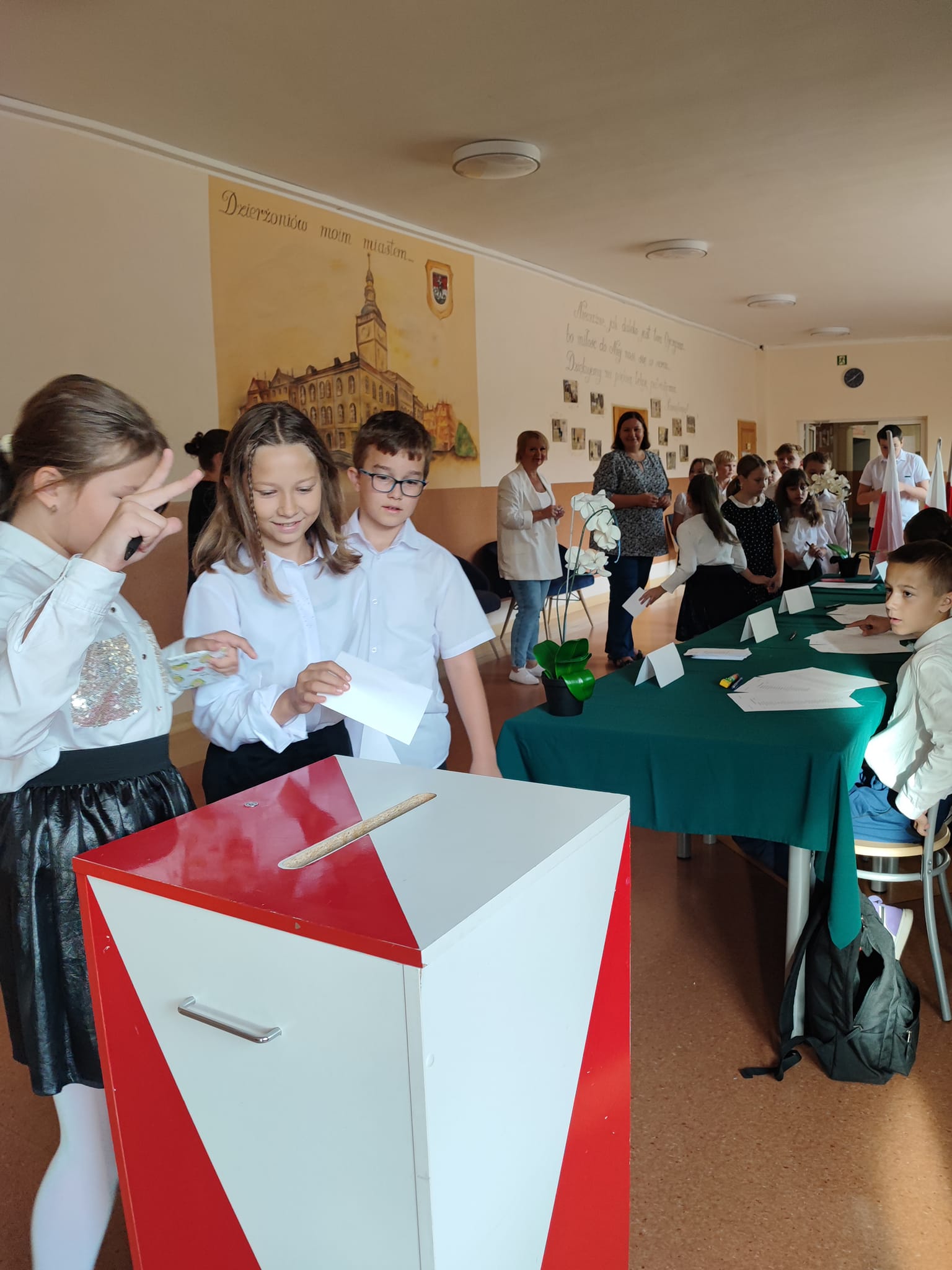 uczennice-naszej-szkoly-wrzucaja-glos-do-urny