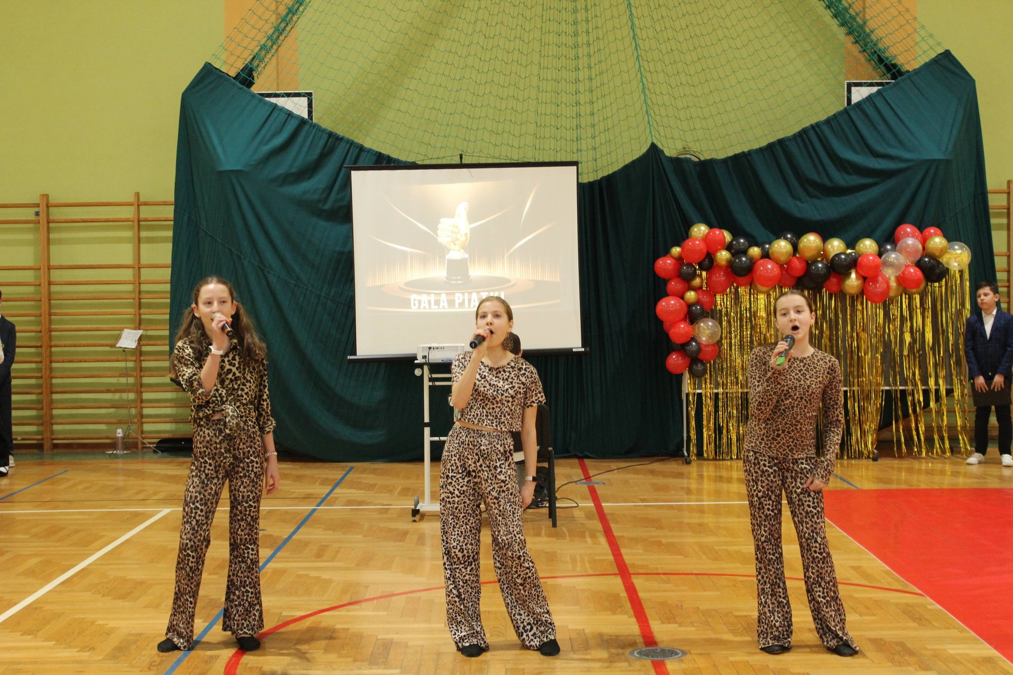 uczennice-prezentujace-wokal