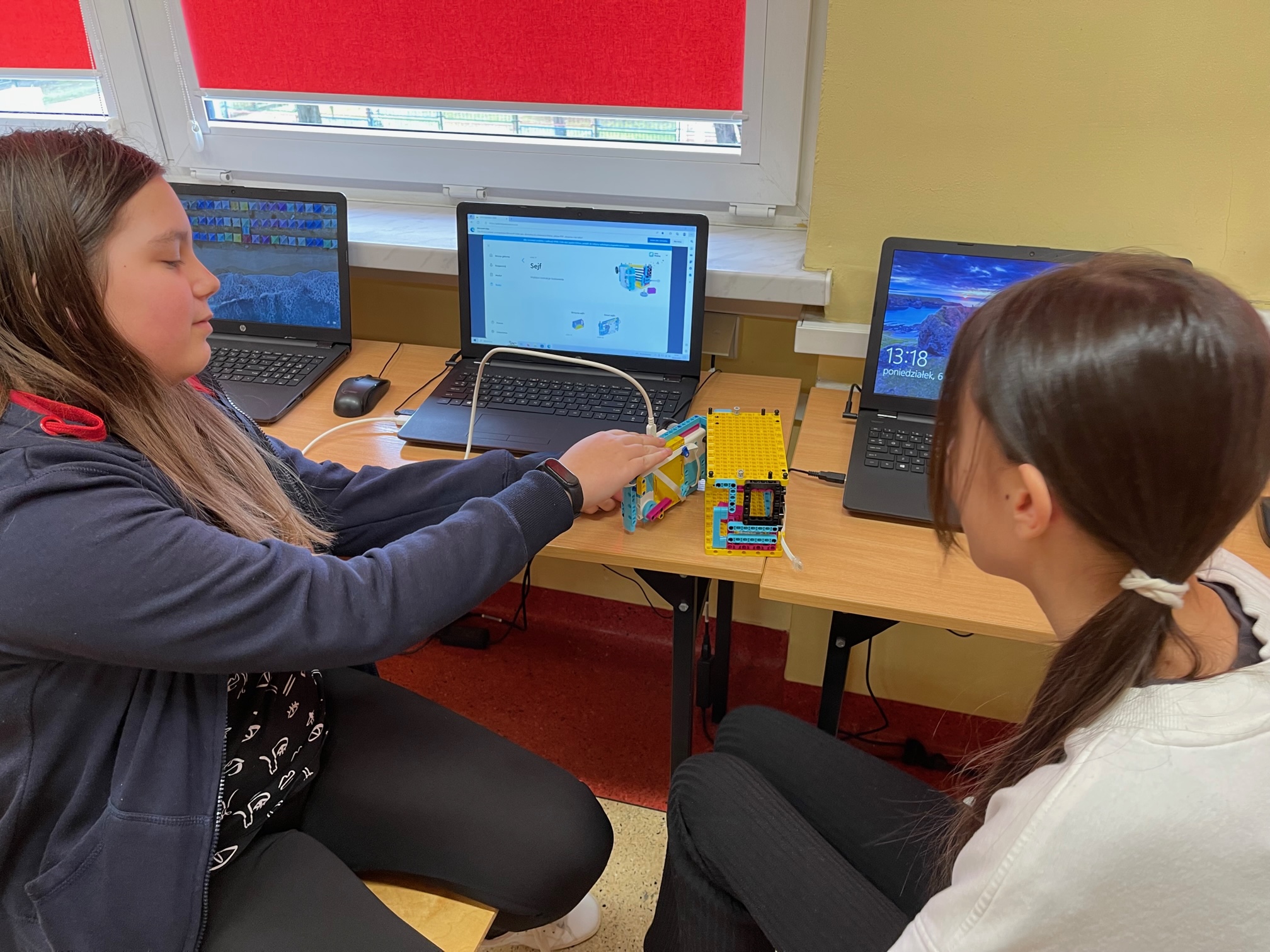 uczennice-przedstawiaja-swojego-robota