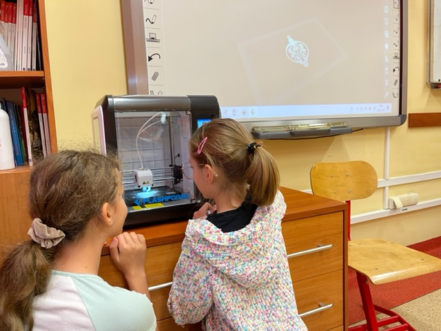 uczniowie-5c-drukuja-ozdobe-swiateczna-na-drukarce-3d