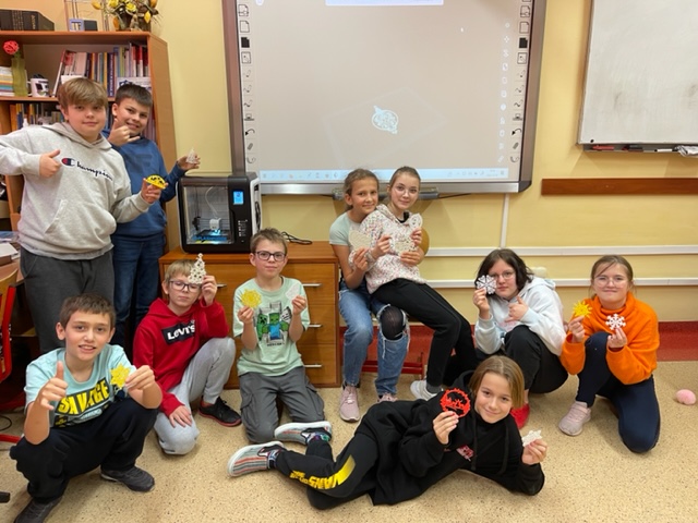 uczniowie-5c-prezentuja-ozdoby-swiateczne