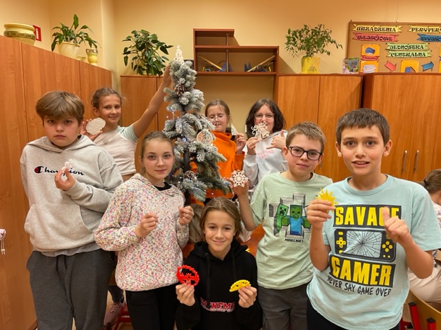 uczniowie-5c-prezentuja-ozdoby-swiateczne