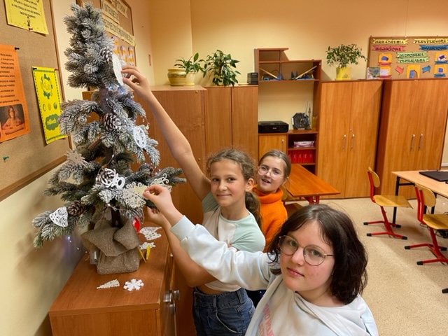 uczniowie-5c-ubierajaja-choinke-w-ozdoby-swiateczne-wydrukowane-przez-drukarke-3d