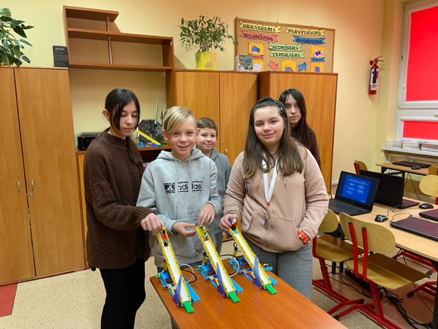 uczniowie-6c-prezentuja-tor-lodowy