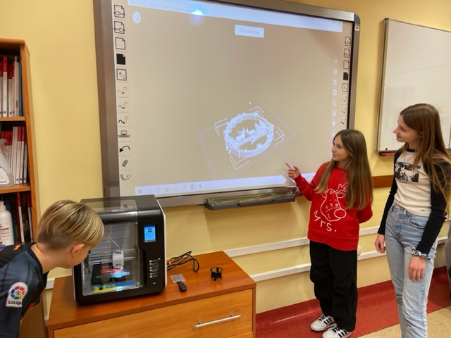 uczniowie-6c-drukuja-ozdobe-swiateczna-na-drukarce-3d