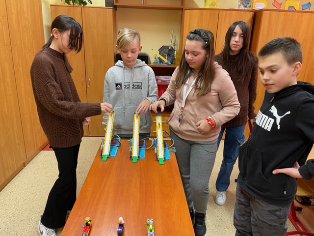 uczniowie-6c-prezentuja-tor-lodowy