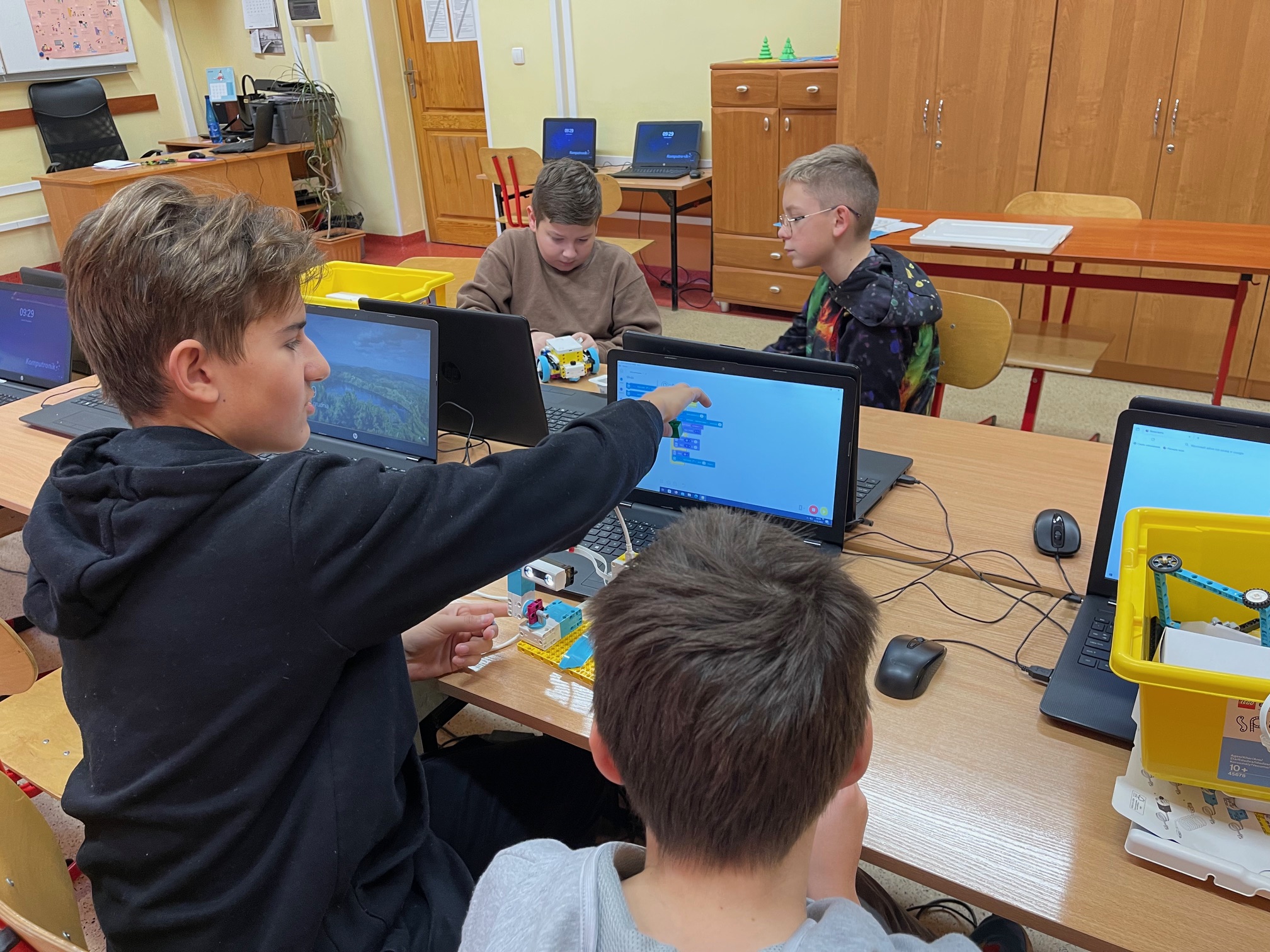 uczniowie 7c programują robota