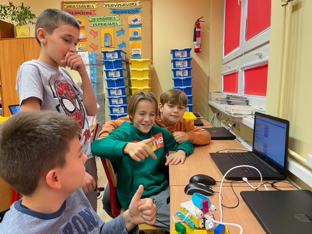 uczniowie-budujacy-roboty-lego