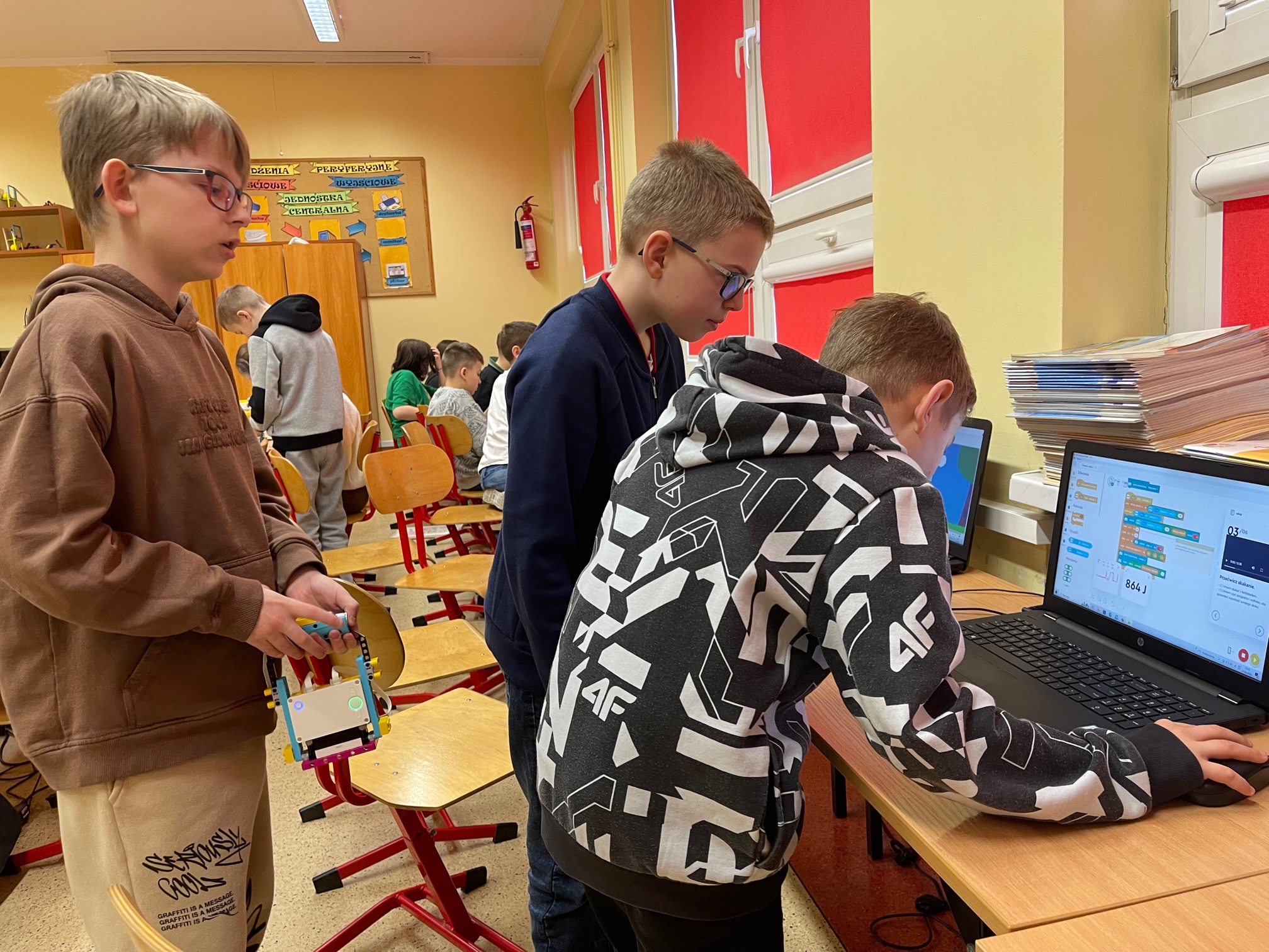 uczniowie-debuguja-program-komputerowy