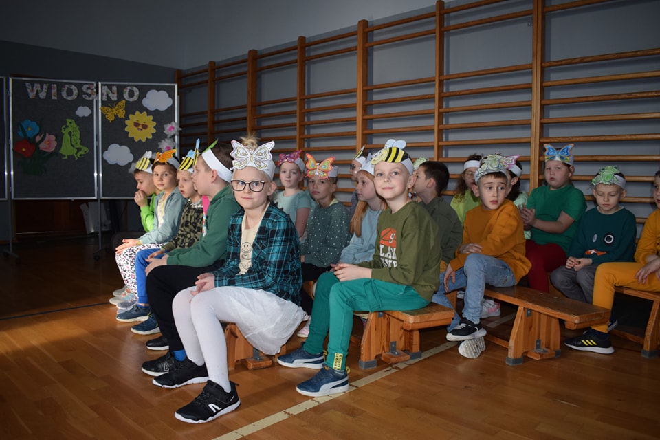 uczniowie-klas-jeden-trzy-na-przedstawieniu-w-pierwszy-dzien-wiosny