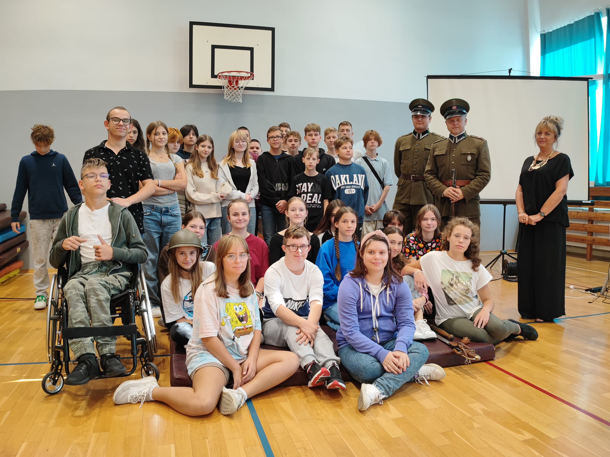 uczniowie-klas-osmych-na-sali-gimnastycznej-na-lekcji-historii